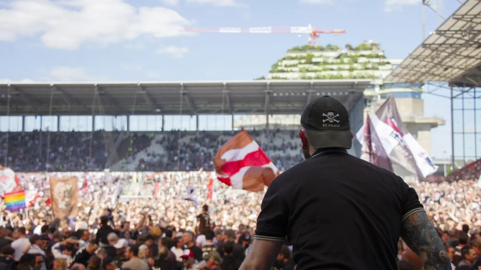 Die Fanmassen sollen künftig eine Hymne bekommen