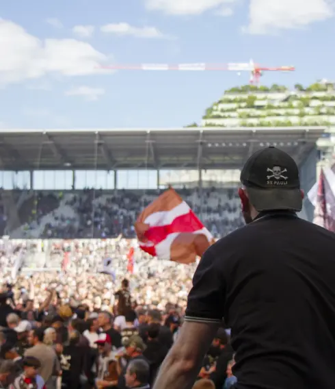 Die Fanmassen sollen künftig eine Hymne bekommen