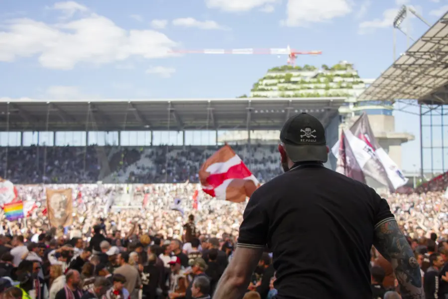 Die Fanmassen sollen künftig eine Hymne bekommen