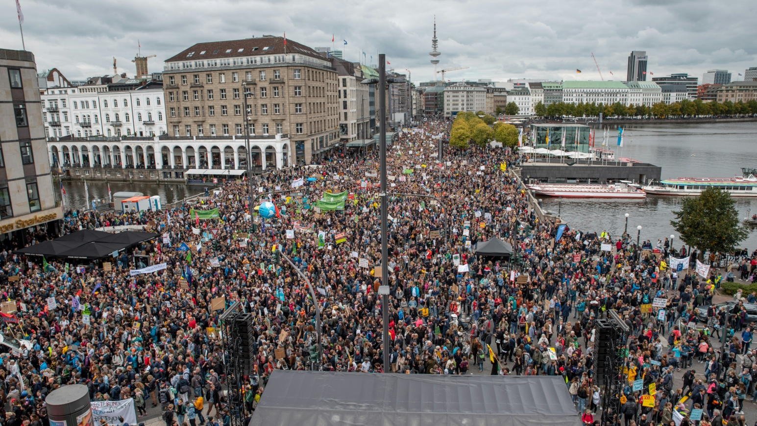 So könnte es am Hamburger Jungfernstieg am 31. Oktober aussehen. Die Gruppe „Gen Z regelt“ plant in Hamburg bisher mit ungefähr 8000 Menschen in der Hansestadt