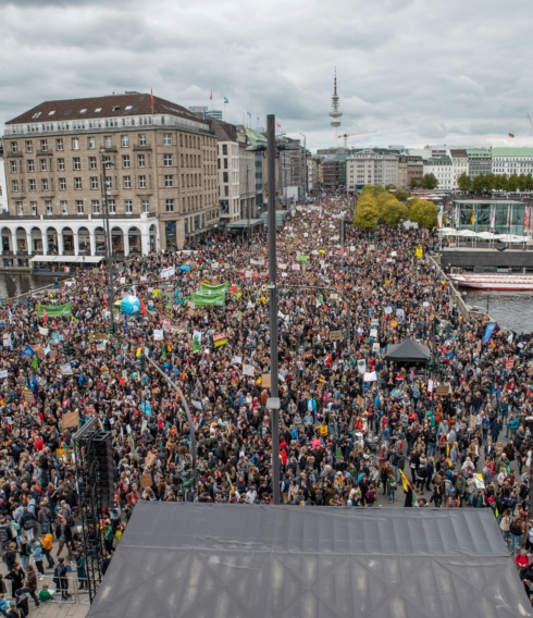 So könnte es am Hamburger Jungfernstieg am 31. Oktober aussehen. Die Gruppe „Gen Z regelt“ plant in Hamburg bisher mit ungefähr 8000 Menschen in der Hansestadt