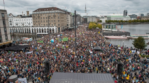 So könnte es am Hamburger Jungfernstieg am 31. Oktober aussehen. Die Gruppe „Gen Z regelt“ plant in Hamburg bisher mit ungefähr 8000 Menschen in der Hansestadt