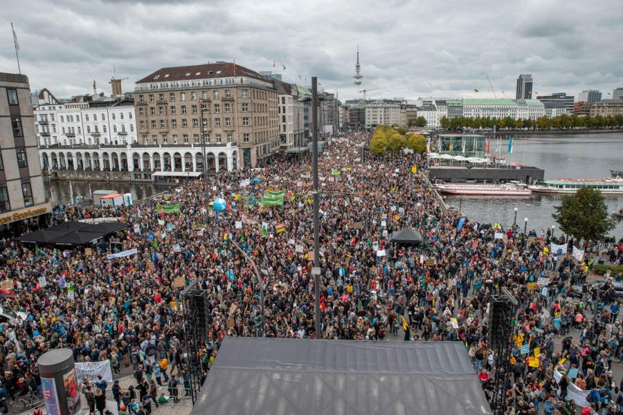 So könnte es am Hamburger Jungfernstieg am 31. Oktober aussehen. Die Gruppe „Gen Z regelt“ plant in Hamburg bisher mit ungefähr 8000 Menschen in der Hansestadt