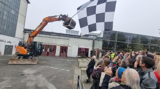 Begeisterte Zuschauerschaft bei der Performance „Spatenstich“ auf dem Kampnagel-Gelände