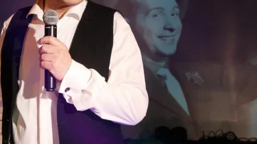 Stephan Hippe mit „Douce France“ im Allee Theater